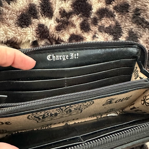 Black velour, juicy couture French wallet - Picture 3 of 4